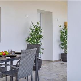 4 bedroom villa with pool by the sea, near Corfu town, sleeps 8